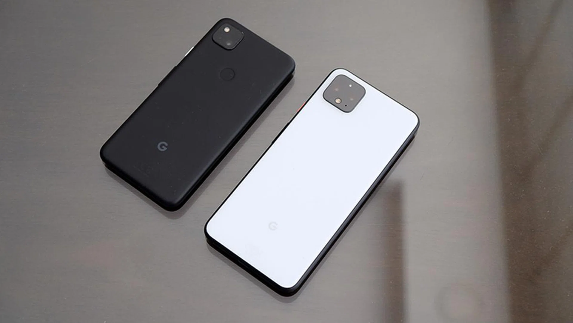 Here's a look at the Pixel 4a beside the Pixel 4 XL. 