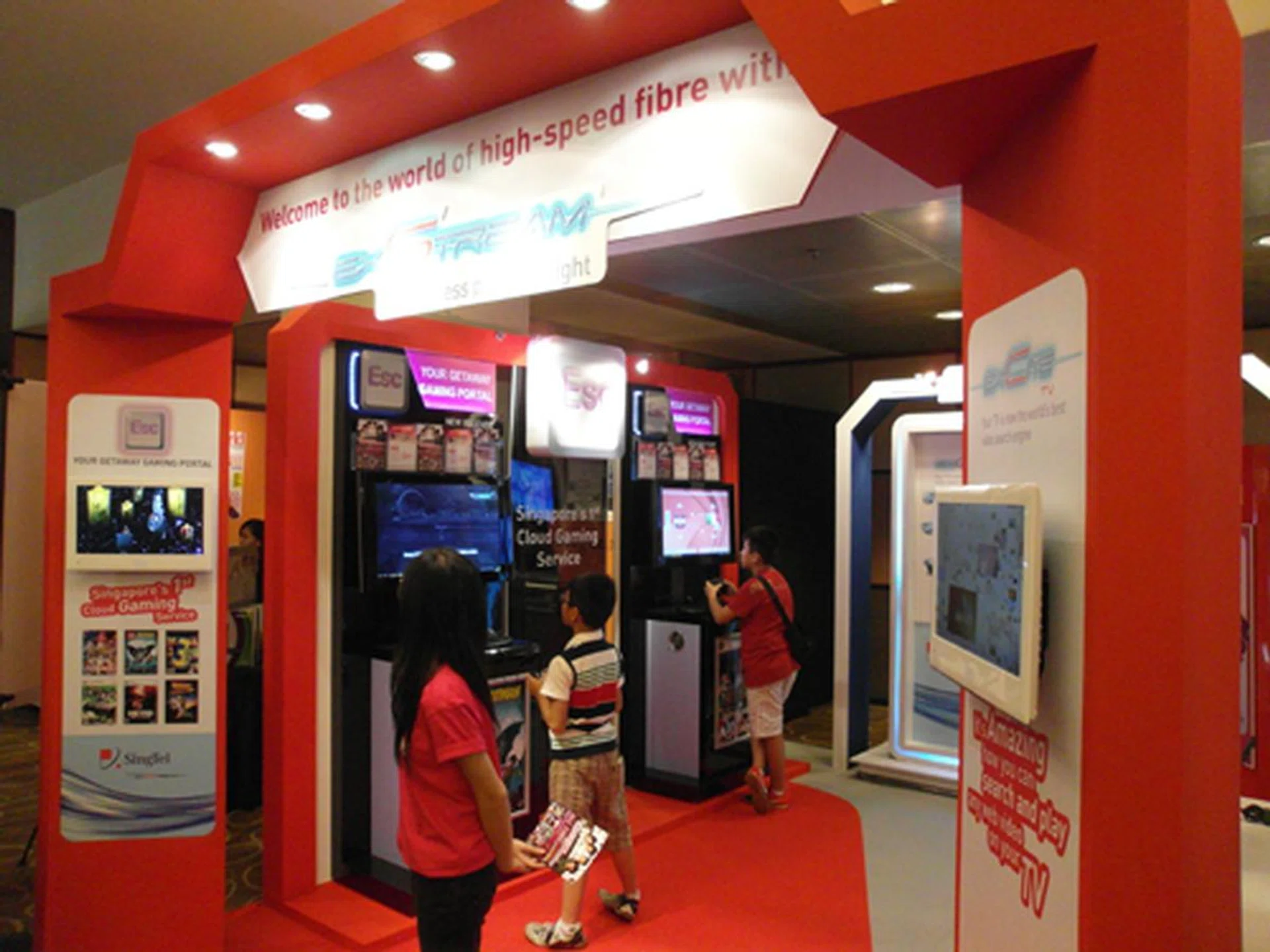 If your house is fibre-ready, then it's time to check out the best fibre broadband deals from SingTel, and even get a free Macbook Air when you sign up for a plan.