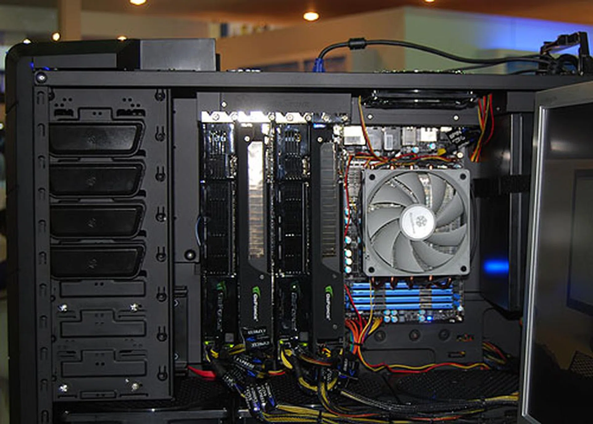  In case you needed a picture to remind you, this is how the interior of the Raven 2 looks like. It's a different way of orienting the components and it does seem like more convenient for users to access their systems' outputs.  