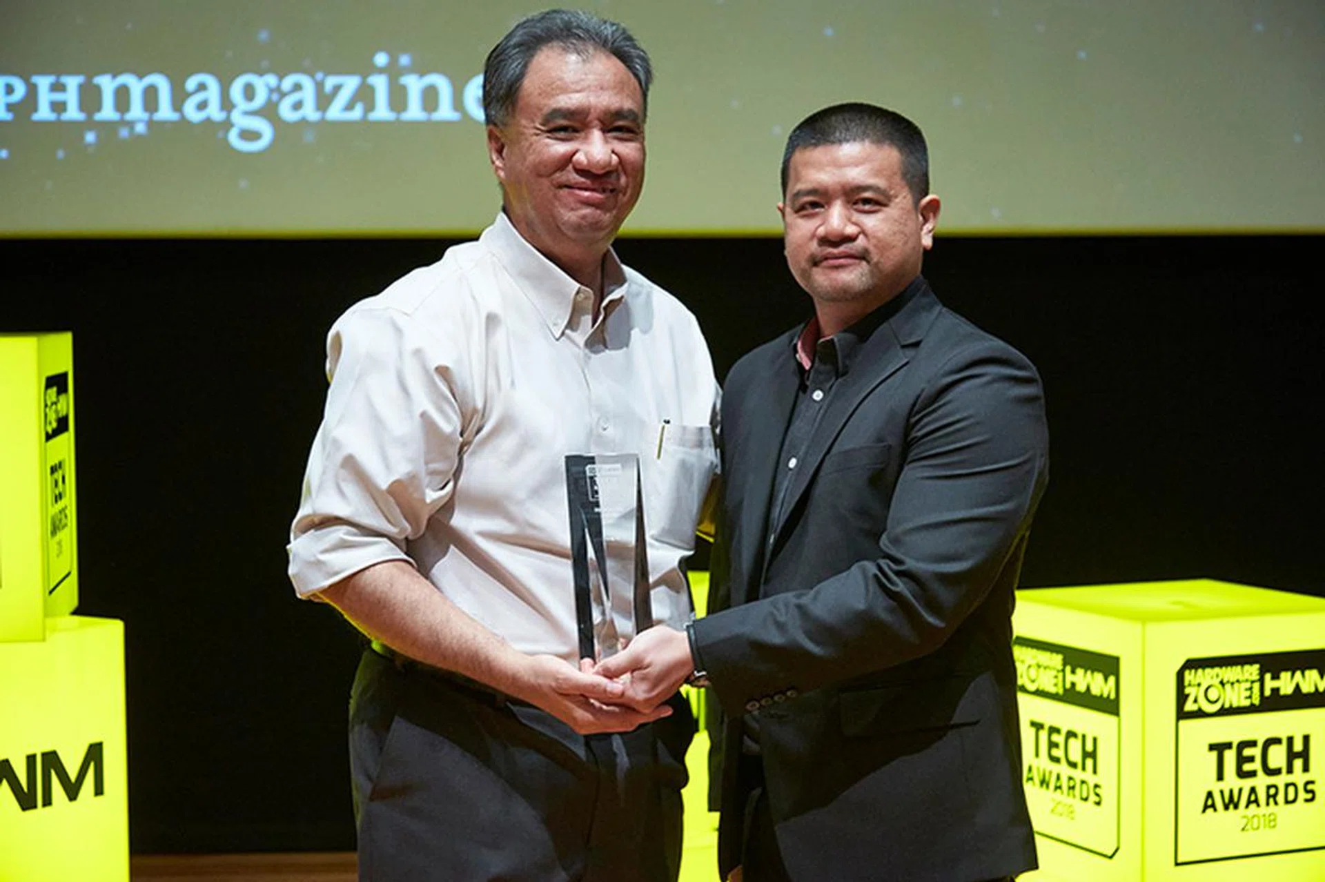 Sony wins 7 awards this year, including Editor's Choice for Best Noise Canceling Headphones and Best High-end Interchangeable Lens Camera; and Readers' Choice for Best Home Theater Projector Brand. Sony's A9 pro mirrorless camera also wins an Innovation award. Accepting the awards here from Mr. Raymond Goh, Group Editor for HWM Singapore and HardwareZone.com is Mr. Leon Pereira, Senior Manager, Corporate Communications Division at Sony Electronics Asia Pacific Pte. Ltd.