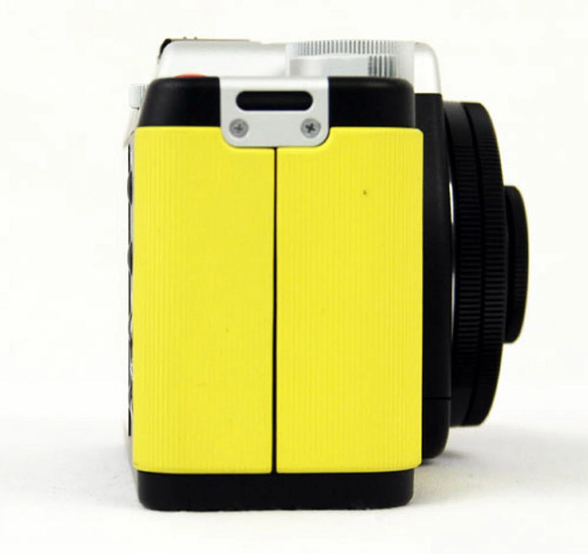 The K-01 has a side profile that is similar in size to an entry-level DSLR rather than a mirrorless system camera. However, the 40mm pancake lens is probably one of, if not, the thinnest pancake lens we have come across