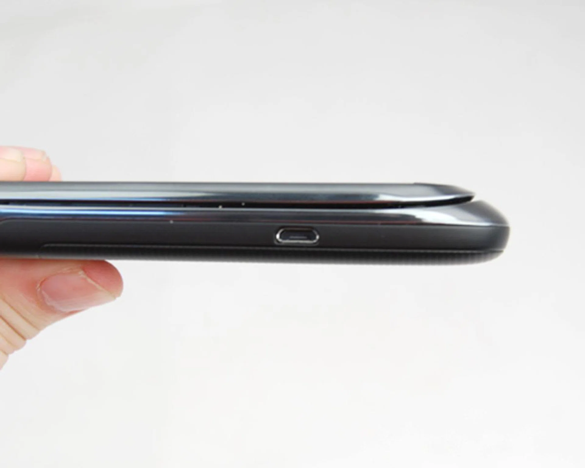 The left side is kept relatively clean, with only the microUSB port parked there.