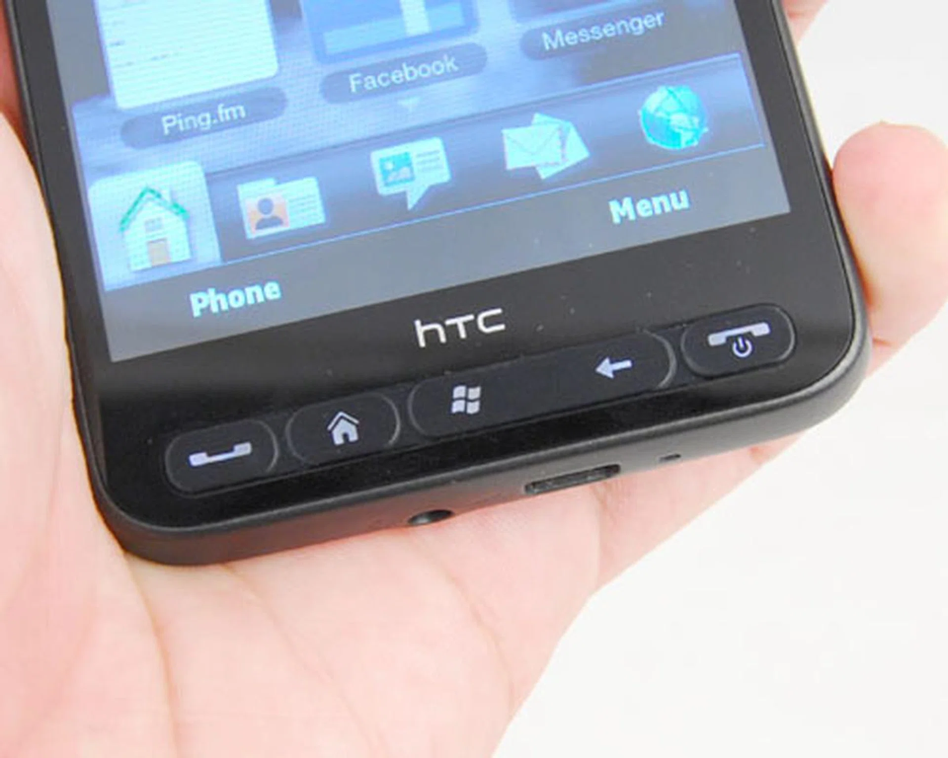 Back to basics, and back to what we like - physical buttons laid out in single file just below the 4.3-inch screen.