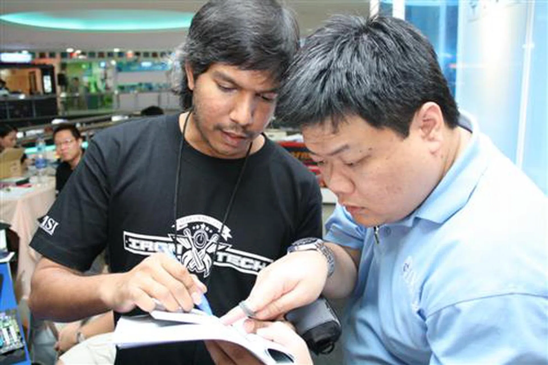  Score tabulating time brings Navin (HWM Malaysia Technical Editor) and Soon (MSI Malaysia) together.  