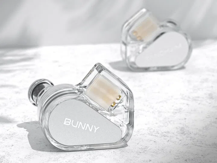 It's also available in a non-DSP version that connects using a standard 3.5mm audio cable. Photo: Tanchjim