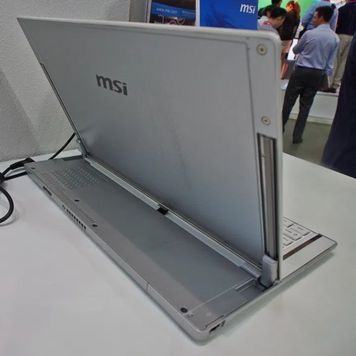 The back of the Slider S20, note the hinge and the metal sliding bar nested in the groove of the screen. We had to use both hands to push the screen down and slid it over the keyboard.