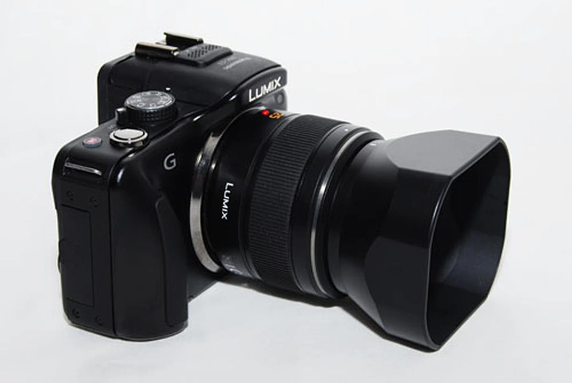 The 25mm lens also comes with its own lens hood. Because of its unique shape, it can't be attached backwards on the lens for easy storage.