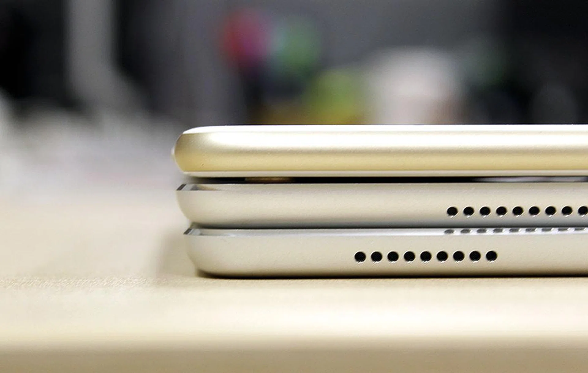 The iPad Pro is just 6.9mm thick, thinner than a iPhone 6s, but thicker than both the iPad Air 2 and iPad Mini 4. But looking at this image here, can you tell the difference?
