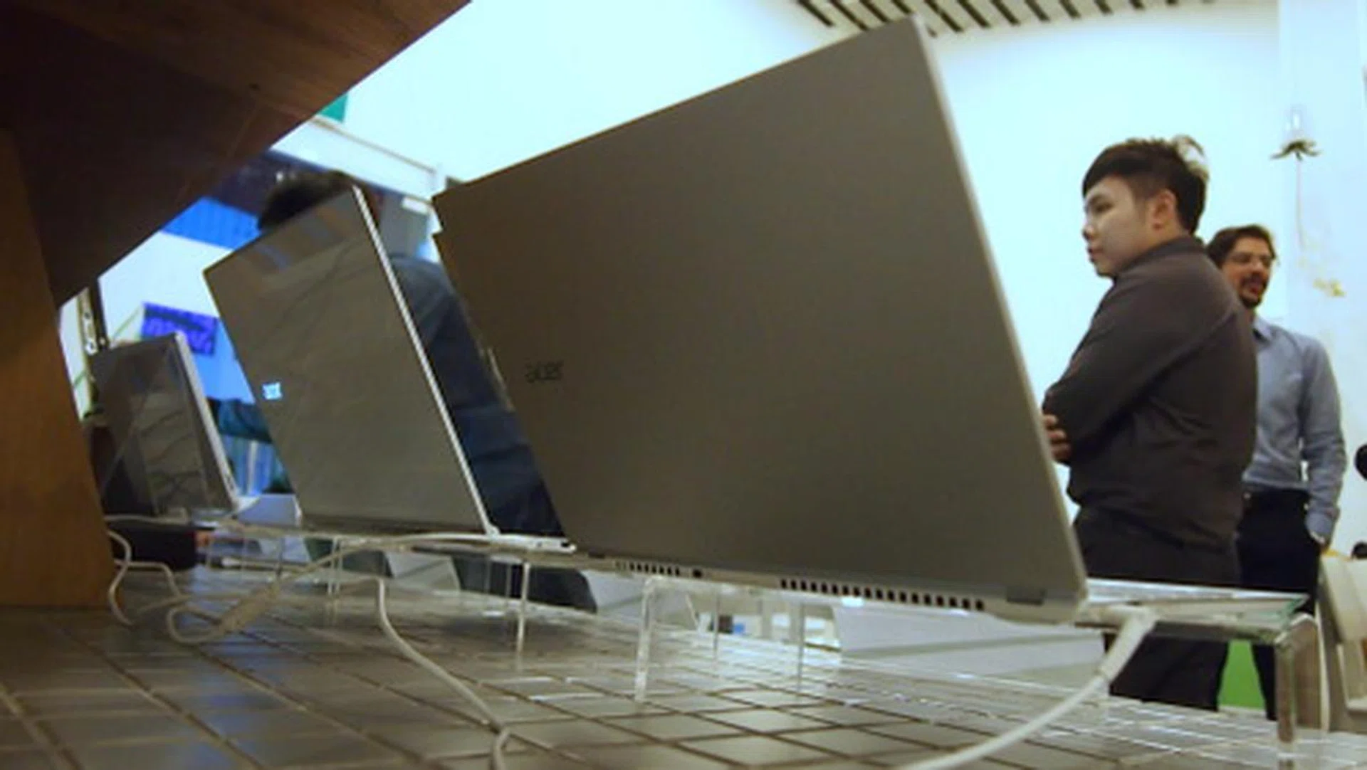 The 13-inch model has Gorilla Glass 2 protecting its exterior from scuffs. The machine's white color also prevents fingerprint marks from being very obvious.