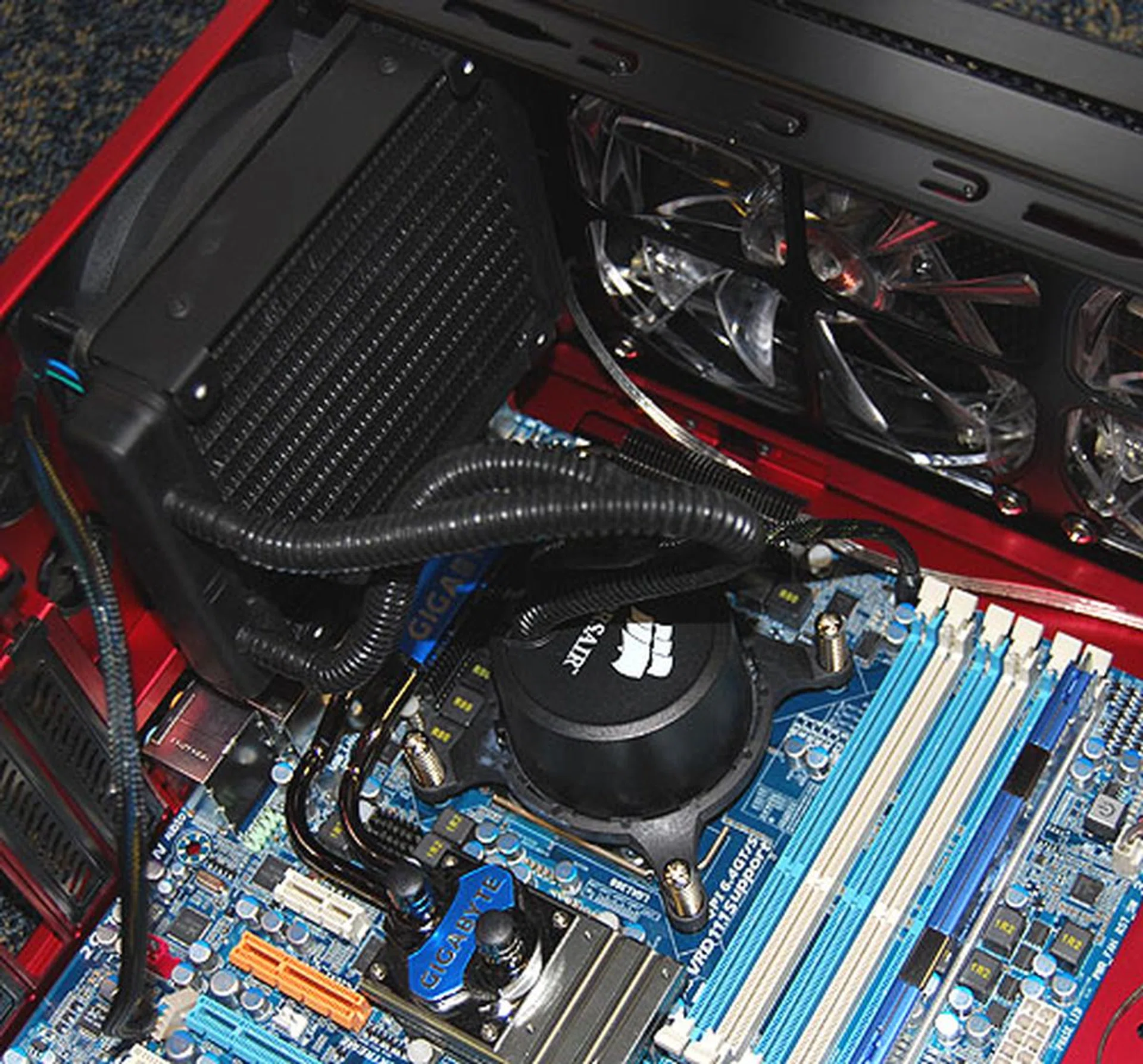 With the entire setup installed in our chassis, you can try to flex and twist the coolant tubes to fit. 