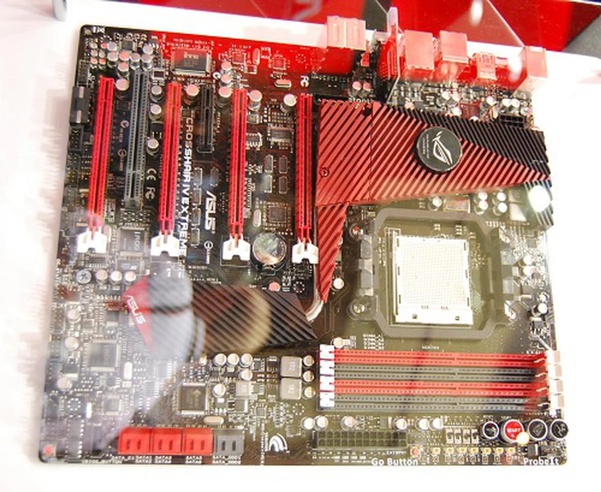 For an extreme motherboard on the AMD side of things, they've got the ASUS Crosshair IV Extreme motherboard for SLI and CrossFire goodness of the 3-way and 4-way kind. We've also previewed this board a few weeks ago, so do check it in our Product Guide.