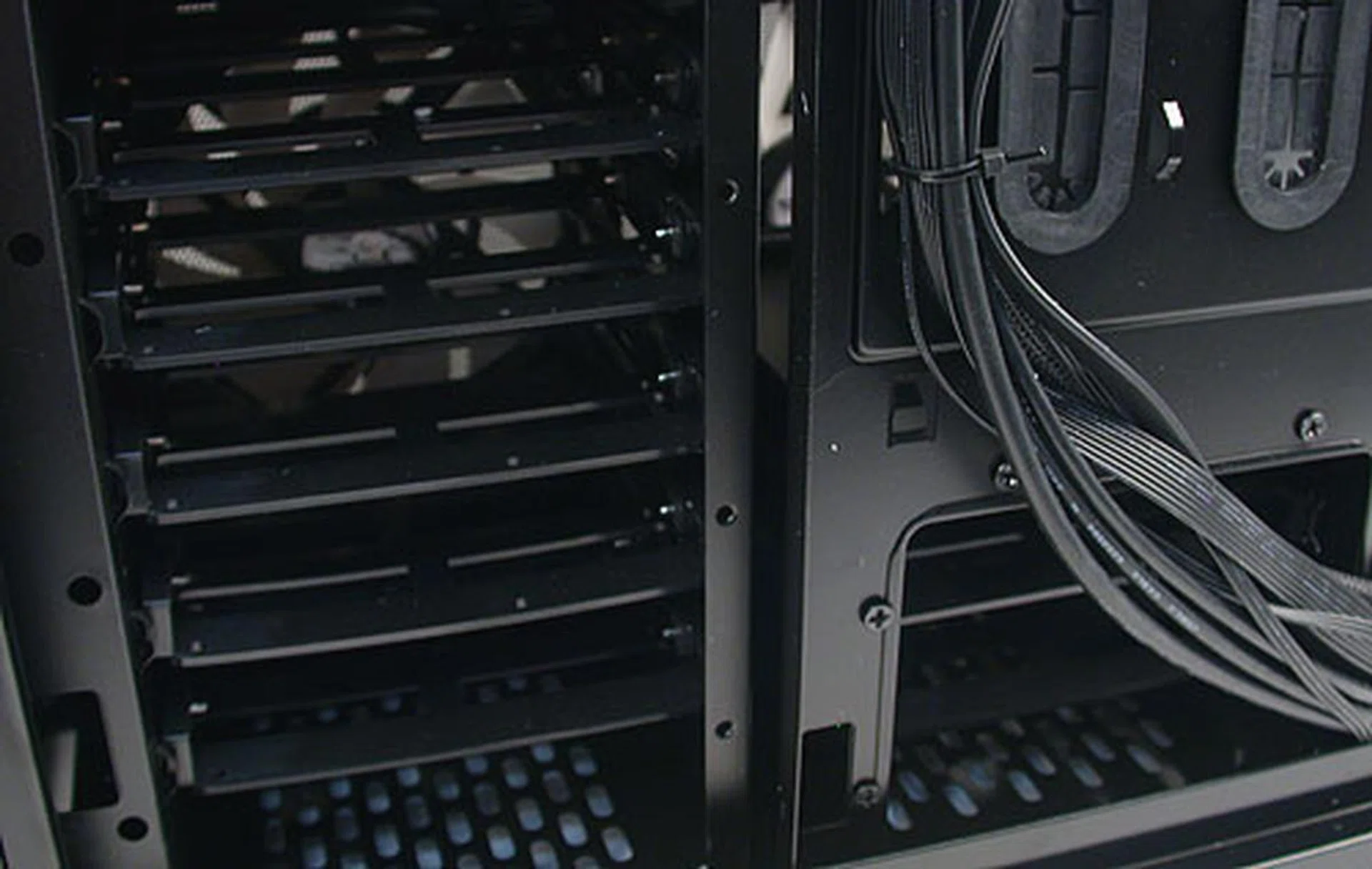 One can also see how the drive bays have unrestricted airflow, with the meshed side panels on either side of them.