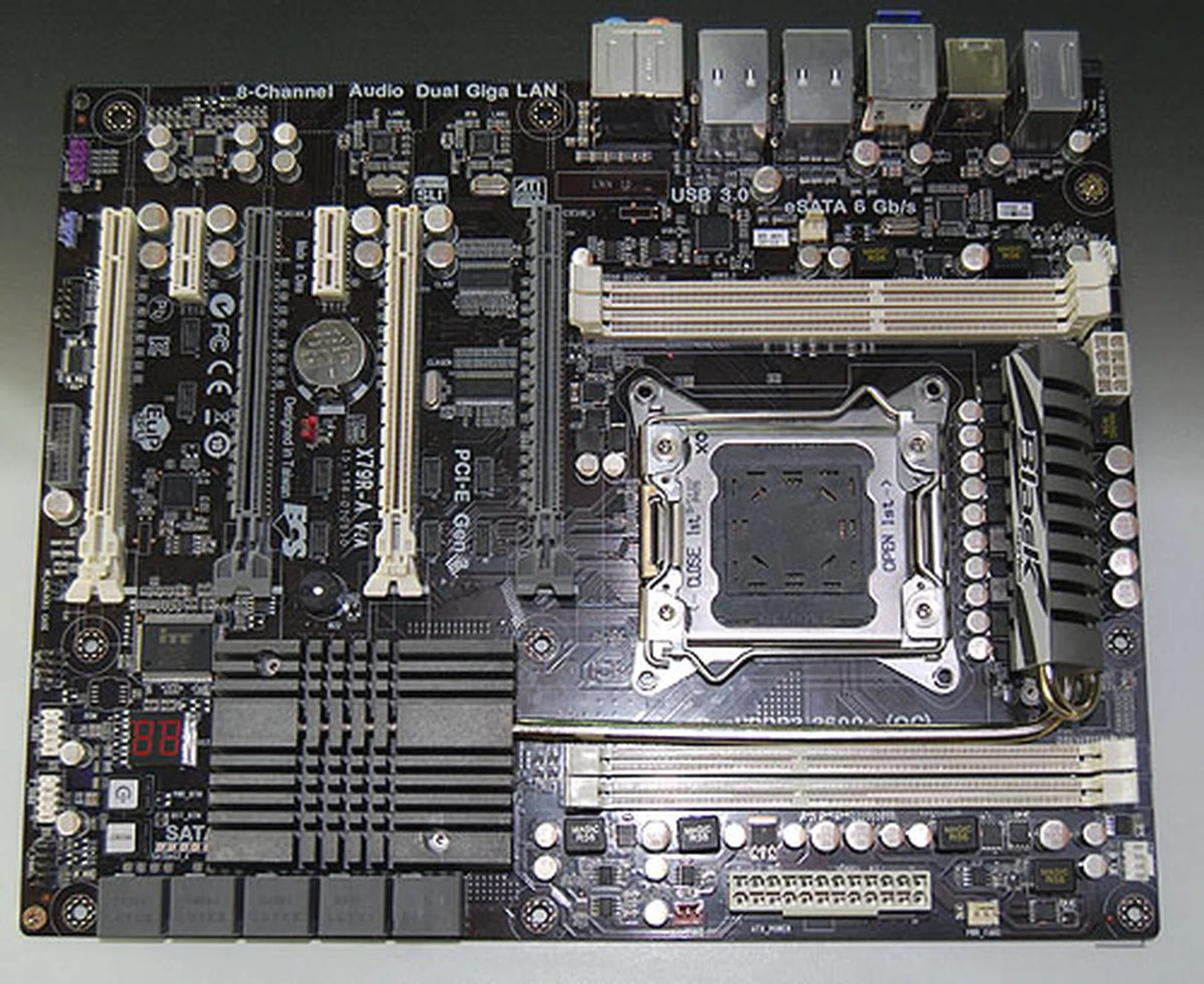 Besides its model name, X79R-A, there's no further info on the specs of this ECS X79 board. But we can see at least 10 SATA ports, four PCIe 2.0 x16 slots supporting SLI and CrossFireX and onboard power and reset buttons. 