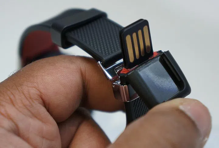 The Alcatel Watch has a built-in USB interface to charge it directly; no proprietary cables or cradles to fumble with.