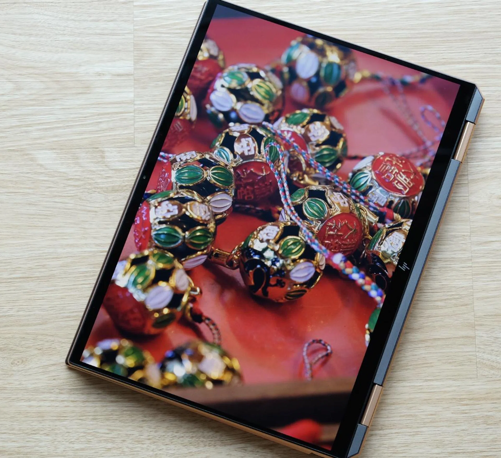 The OLED panel is fantastic. Just look at it here.