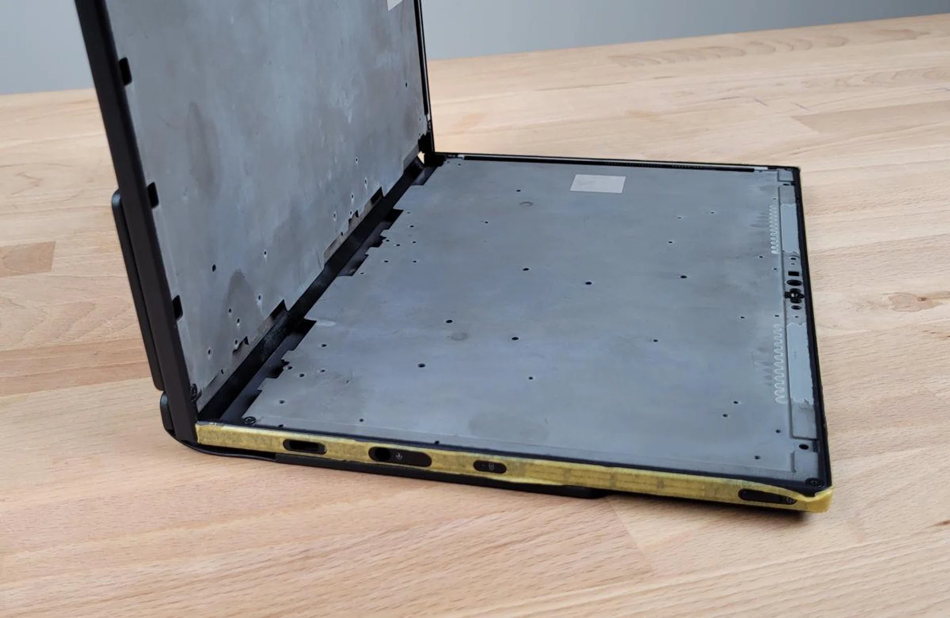 Inside look of the chassis without the display. (Image Source: ASUS).