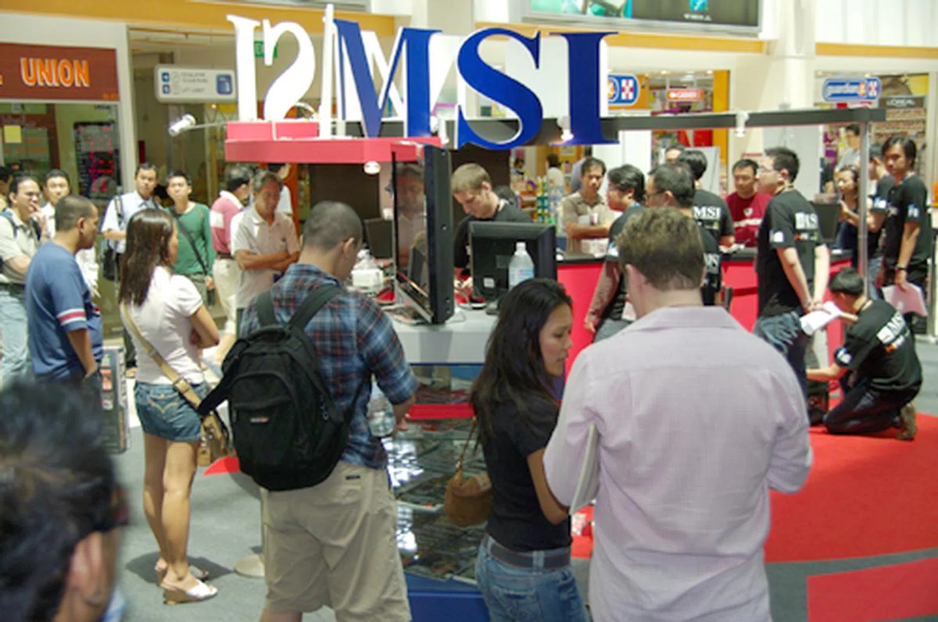  It wasn't only the contestants who had a chance to check out the latest MSI products. The crowd started to gather around the competition area, and had some time to enquire about more MSI products at the MSI booth.  