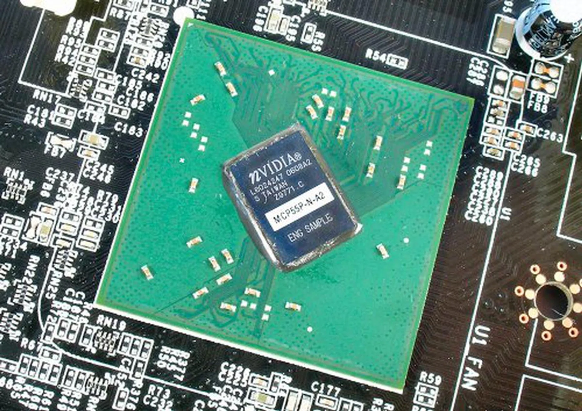 Removing the heatsink shows the single chip nForce 570 SLI MCP.