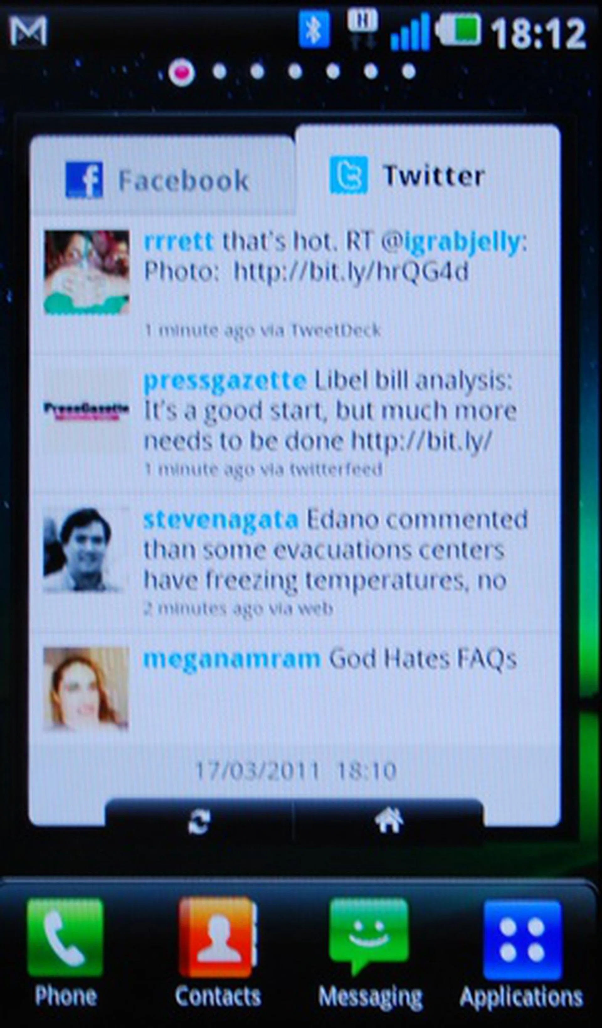 As with most other operating systems, the phone comes with a widget that consolidates all relevant social feeds into one location.
