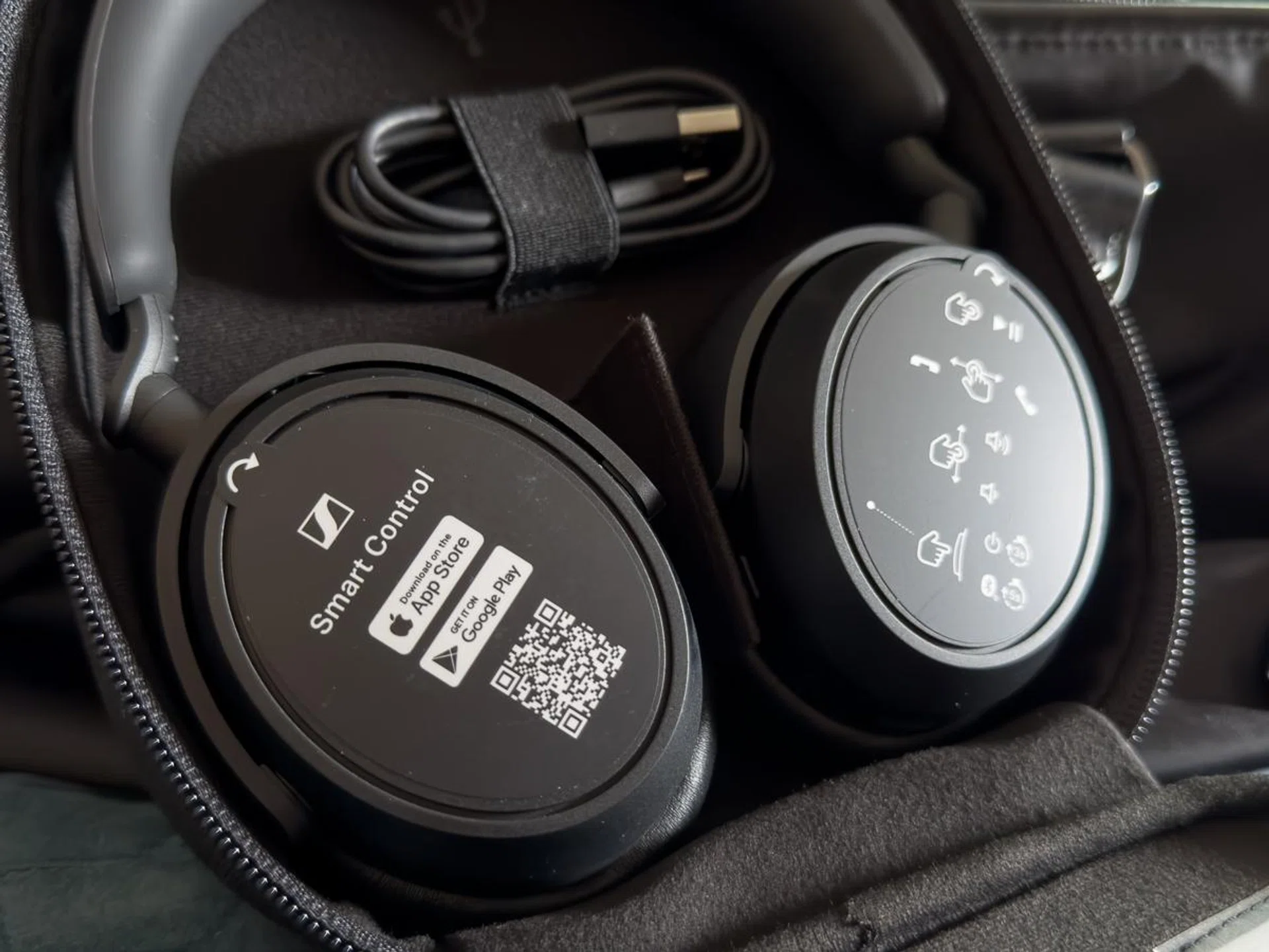 One annoying thing about these headphones is that they don't fold. This makes them less portable.