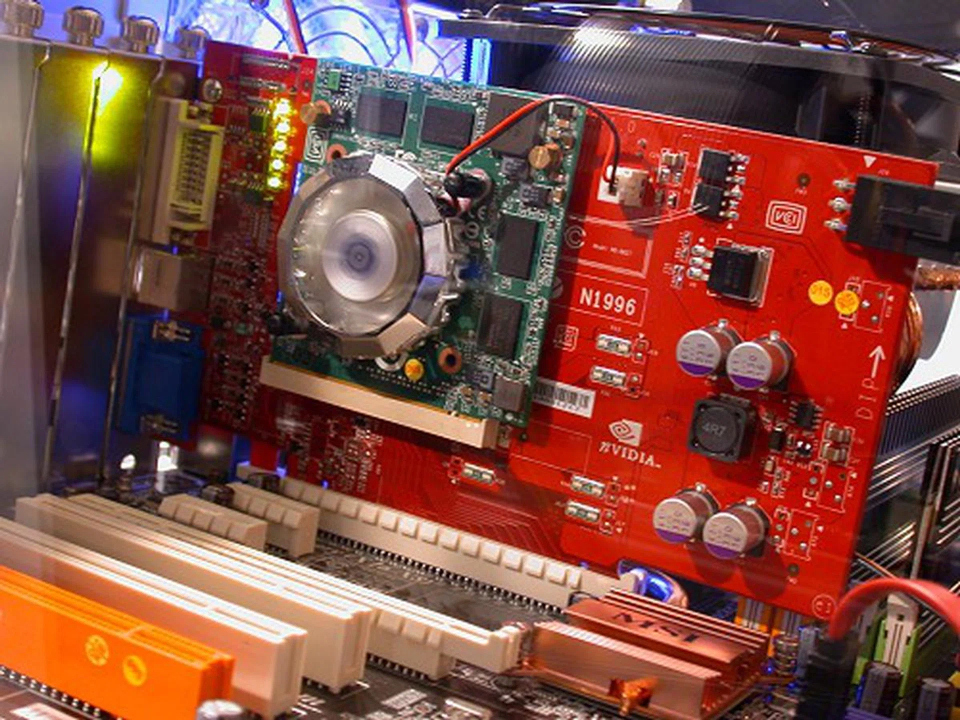  MSI also demonstrated the world's first MXM SLi using the latest NVIDIA GeForce 8600M graphics. This card is known as the 8600M Geminium.  