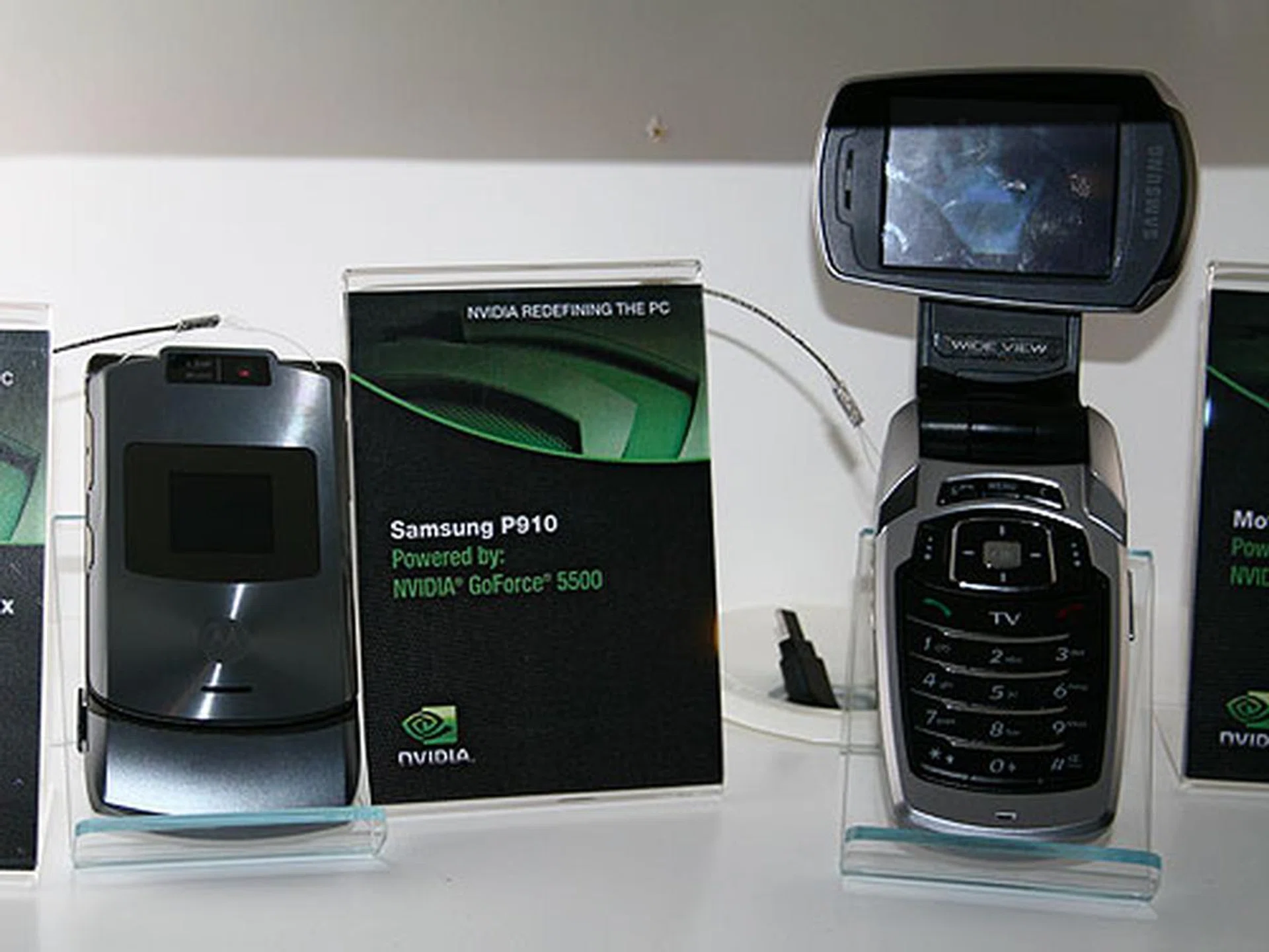 The Motorola MOTORAZR V3xx (left) uses an NVIDIA GoForce 4800 while the Samsung P910 (right) uses an NVIDIA GoForce 5500 media accelerator.  