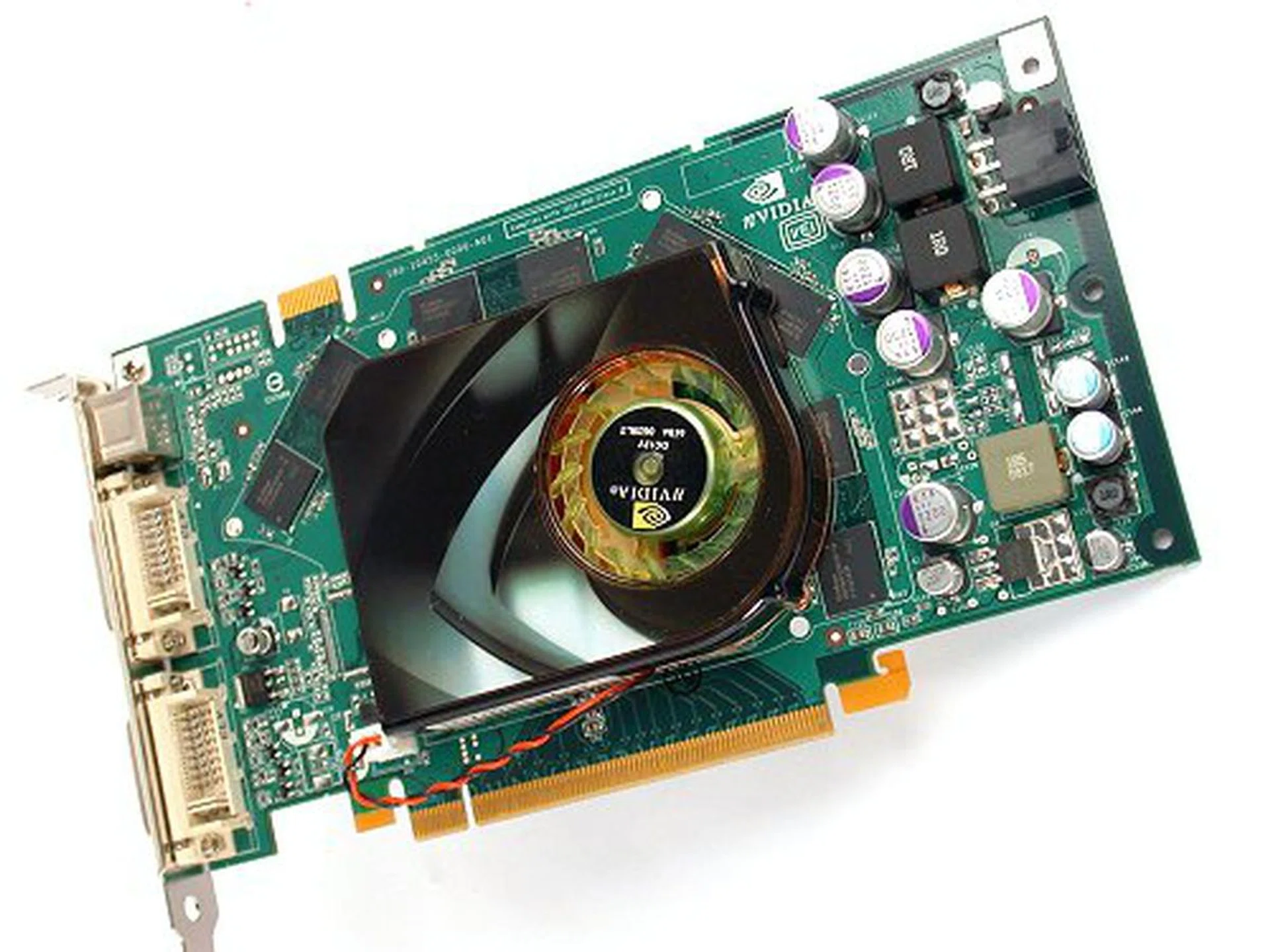 The GeForce 7950 GT takes over the spot of the venerable GeForce 7900 GT and though it looks similar superficially, it's expected to be since the newcomer is just a speedier version of the old dog and comes with double the frame buffer size.