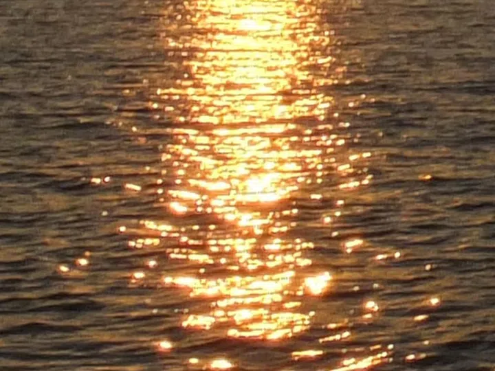 However, in this image with strong highlights, the orbs do not appear. This was photographed with the previous firmware version 1.02, f/9 at 7.1mm, 1/1500 sec, ISO400. Click to see the complete full-resolution image.