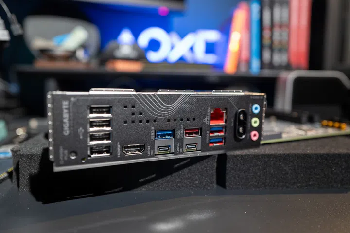 X870 Eagle WiFi7 ports