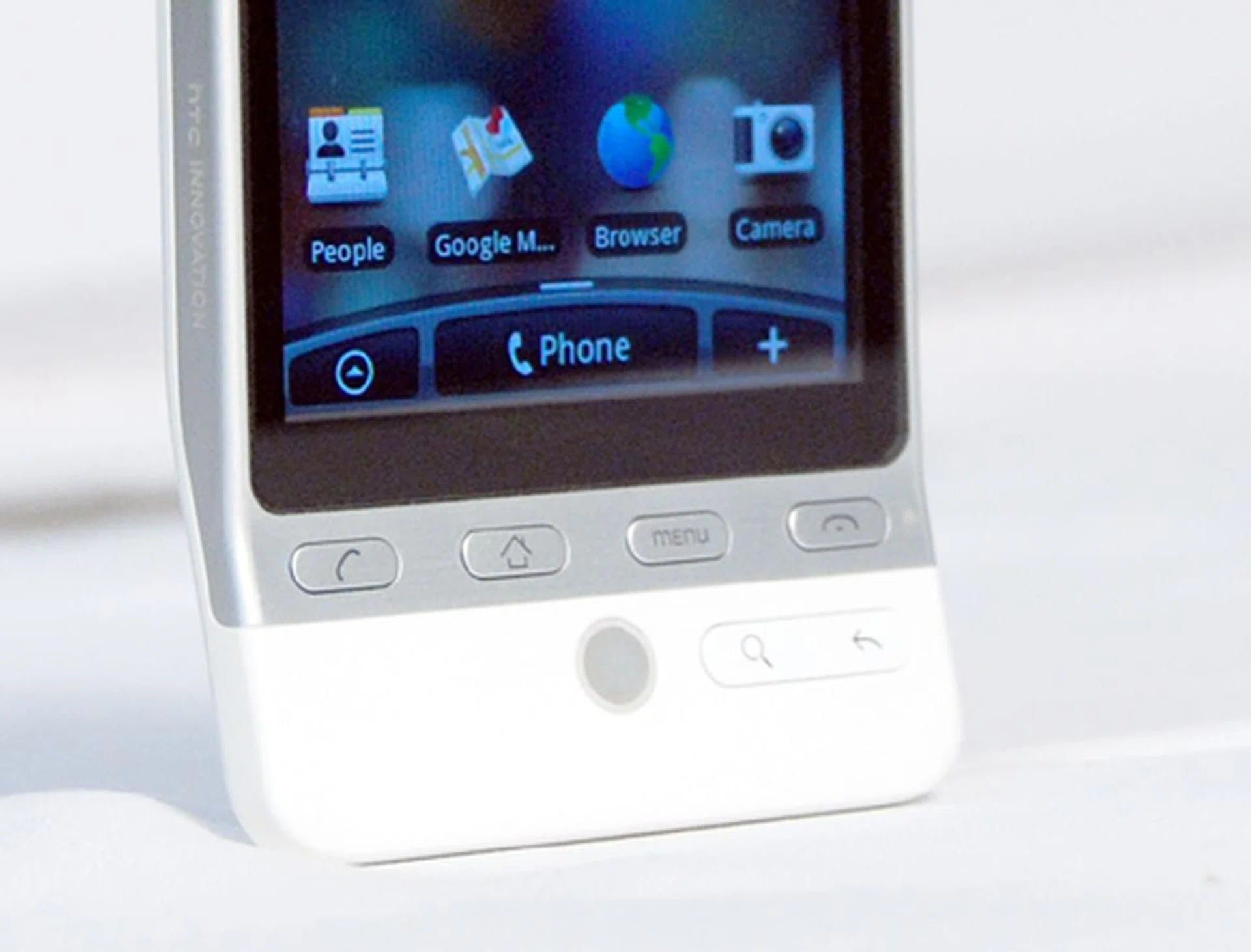 There are a lot of cosmetic changes on the Sense UI. Seven pages to lay widgets, a new bar that now houses shortcuts to your Main Menu, Phone and Widgets Menu are only the tip of the iceberg for what we're going to show next.