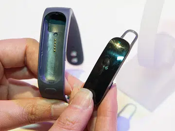 The earpiece can be easily detached from the flexible band.