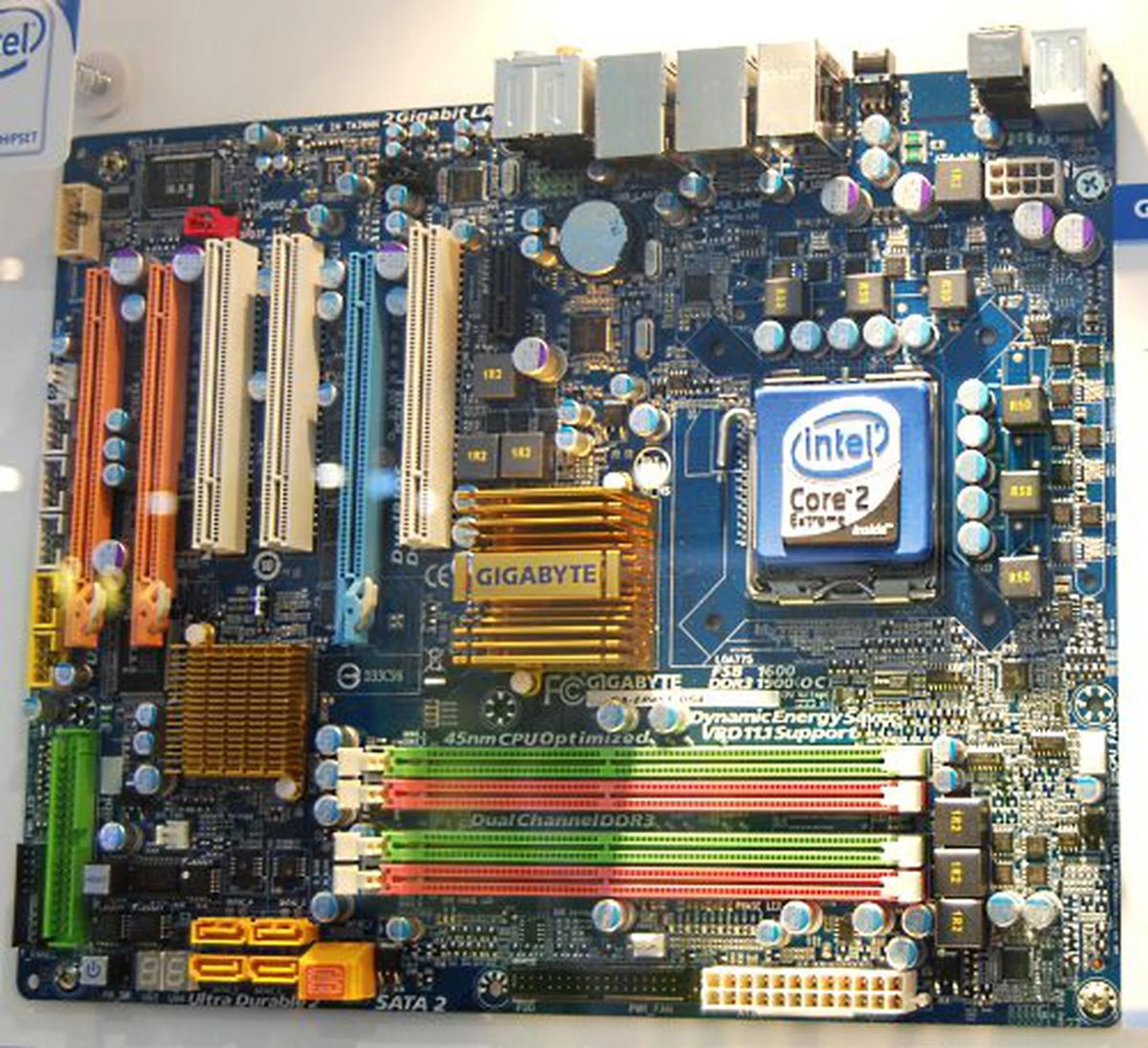  With a less prominent cooling system, the EP45T-DS4 has the usual Advanced DES found on Gigabyte's new motherboards, along with the standard P45 features and dual channel DDR3 support.  