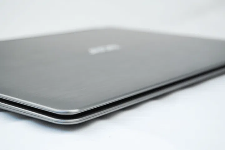 The edges of the S3 are slightly rounded, which adds to its overall aesthetics. This means it won't cut fruits, or cut into your wrists or palms, depending on how you use it.