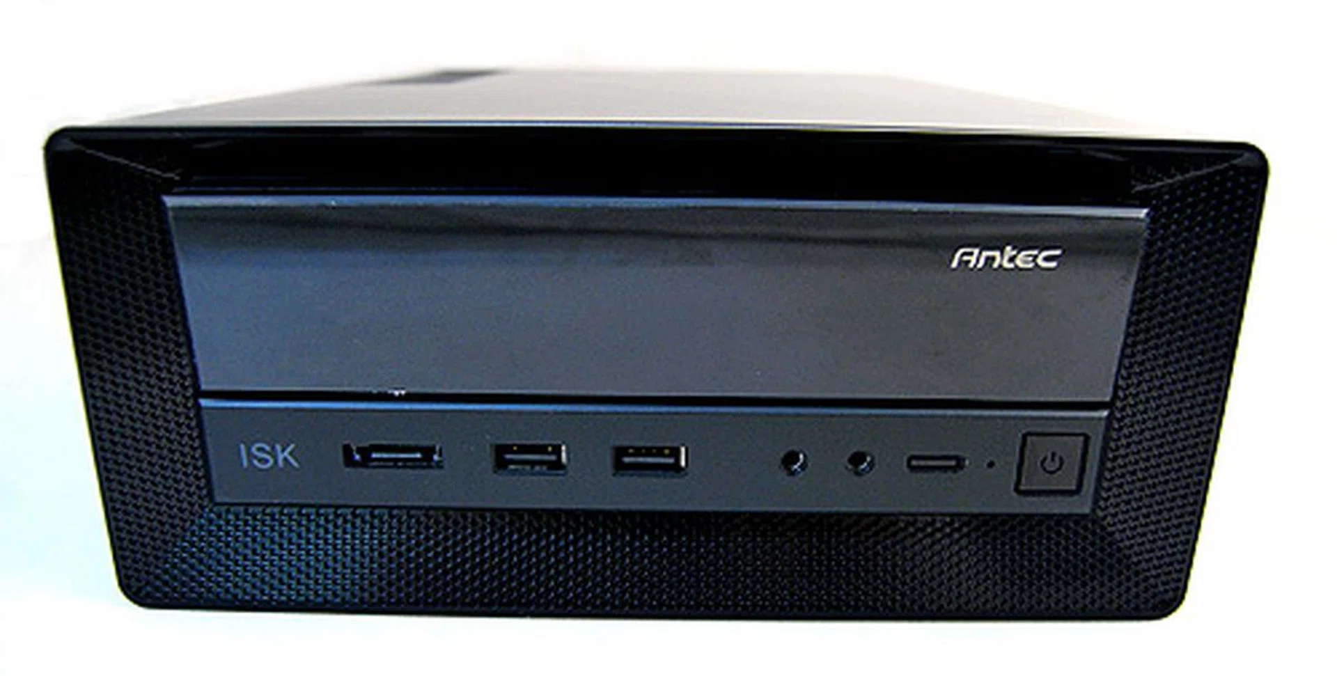 The front I/O panel of the Antec ISK300-65 consists of two USB 2.0 ports, an eSATA port, headphone and microphone jacks, reset and power switch. This should be good enough for most casual users.
