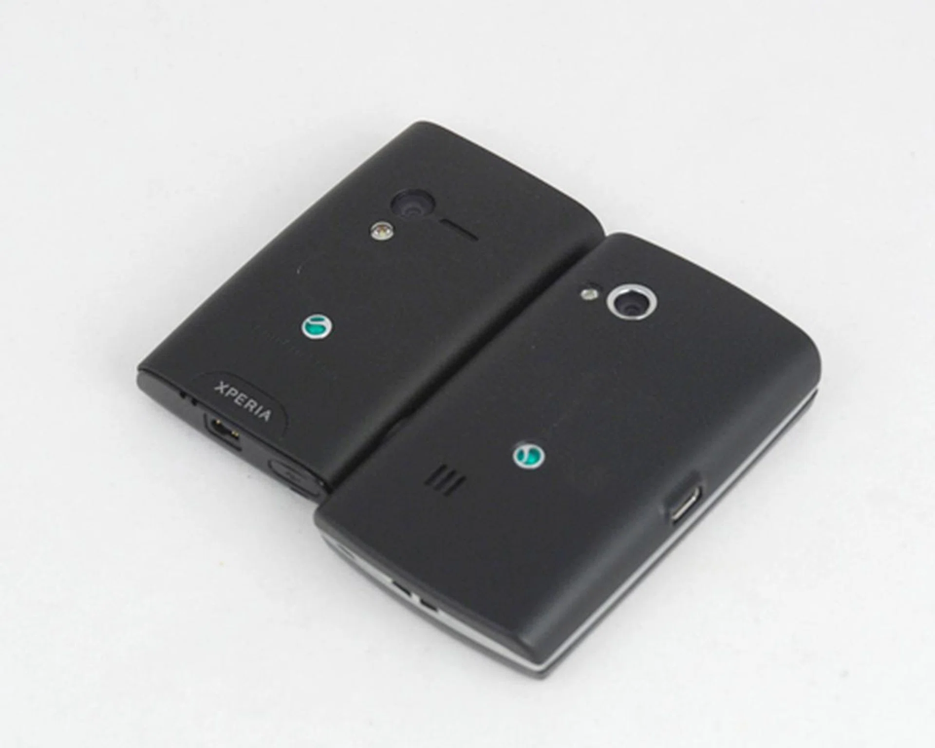 Both units are outwardly fashioned after the X10 - boasting of an equally fingerprint-magnet glossy front cover. However, the back of the devices are covered with a matte black surface that's non-slip and easy to grip.