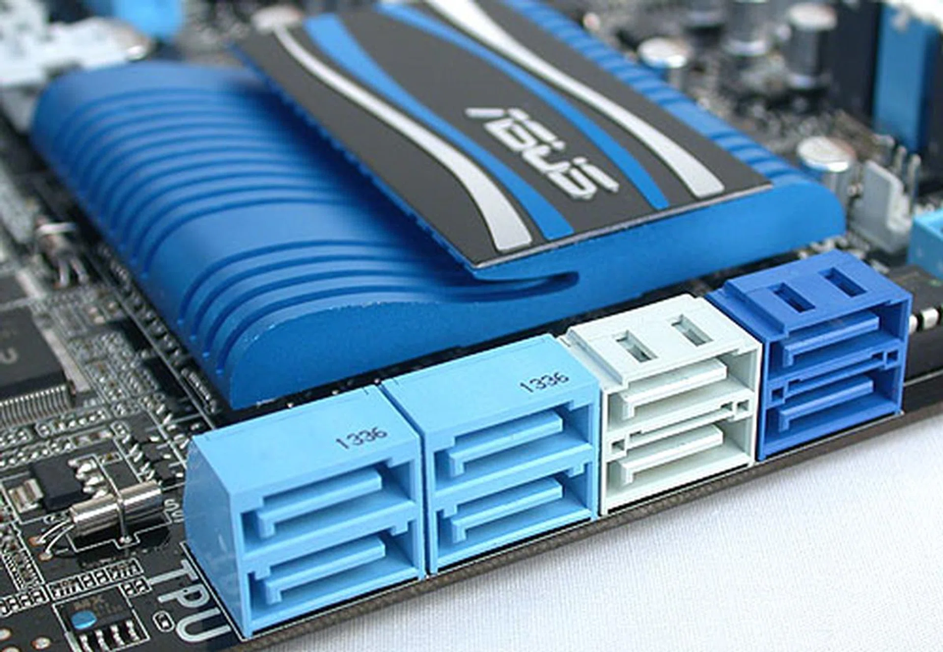 Identical to some of ASUS' P67 boards, we find four SATA 3Gbps ports from the Z68 chipset (blue), two SATA 6Gbps ports (gray, again from the chipset) and two additional SATA 6Gbps ports (in darker blue) from a Marvell controller. 