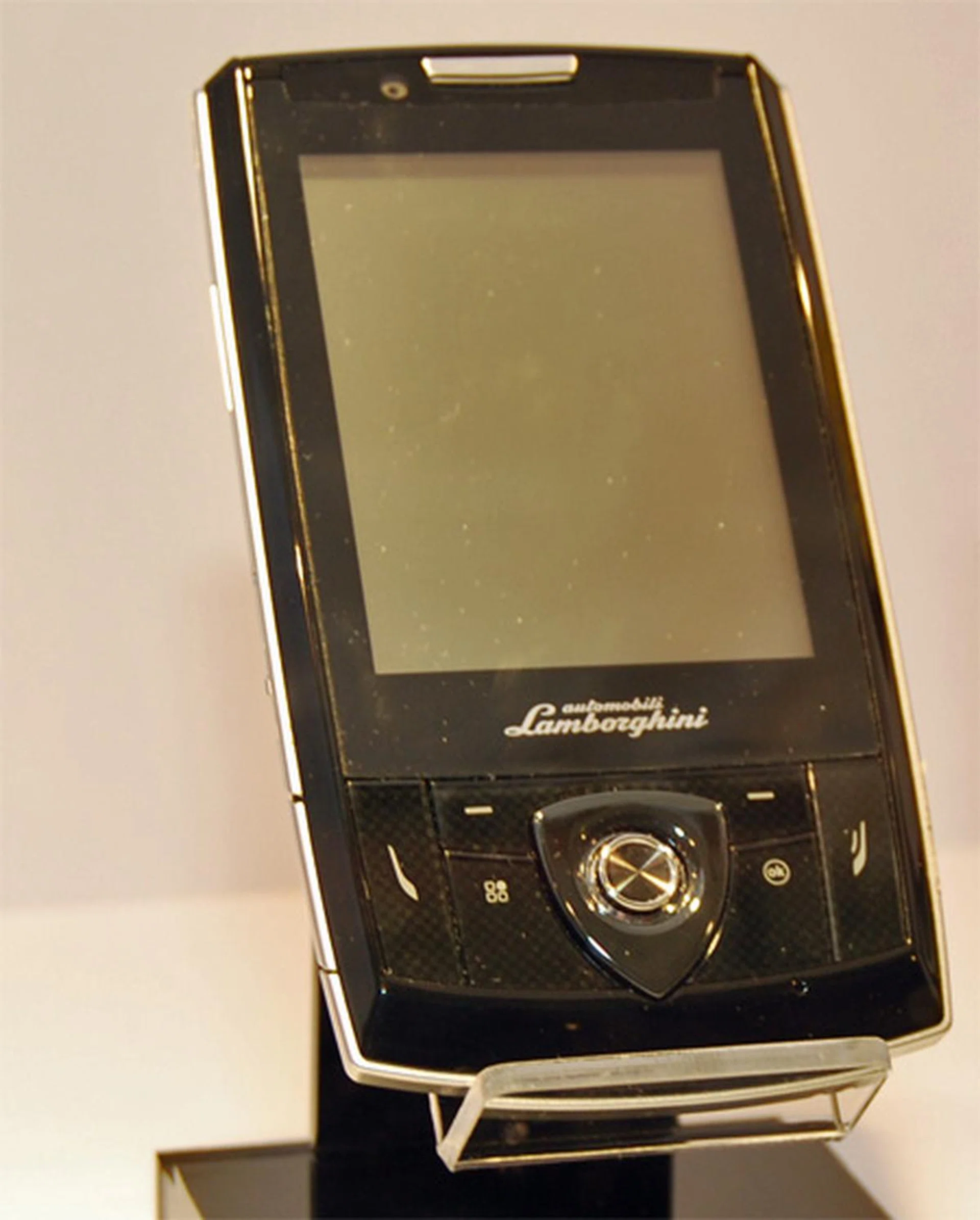  If you love your cars and phones, you will also love ZX1, an ASUS and Lamborghini collaboration. It looks pretty sleek and since its limited edition, collectors may want to take note.  