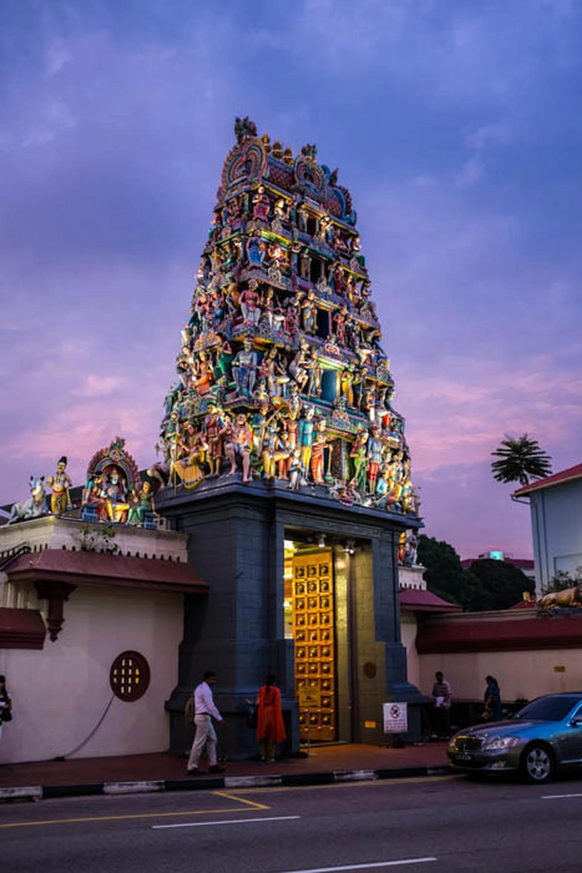 f/2 at 35mm, 1/80 sec, ISO 1250.