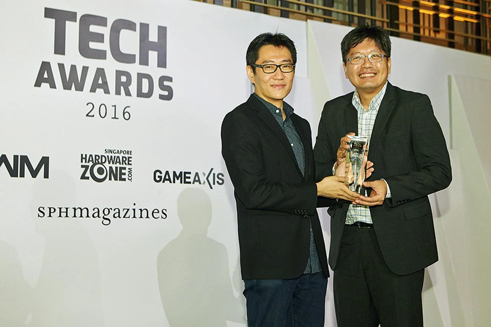 Fuji Xerox's CM225 fw wins our Editor's Choice for Best SOHO Color Laser/LED MFP; our readers have also voted the company their favorite laser/LED printer brand. Receiving the award here is Mr. Vincent Sim, General Manager for Fuji Xerox.