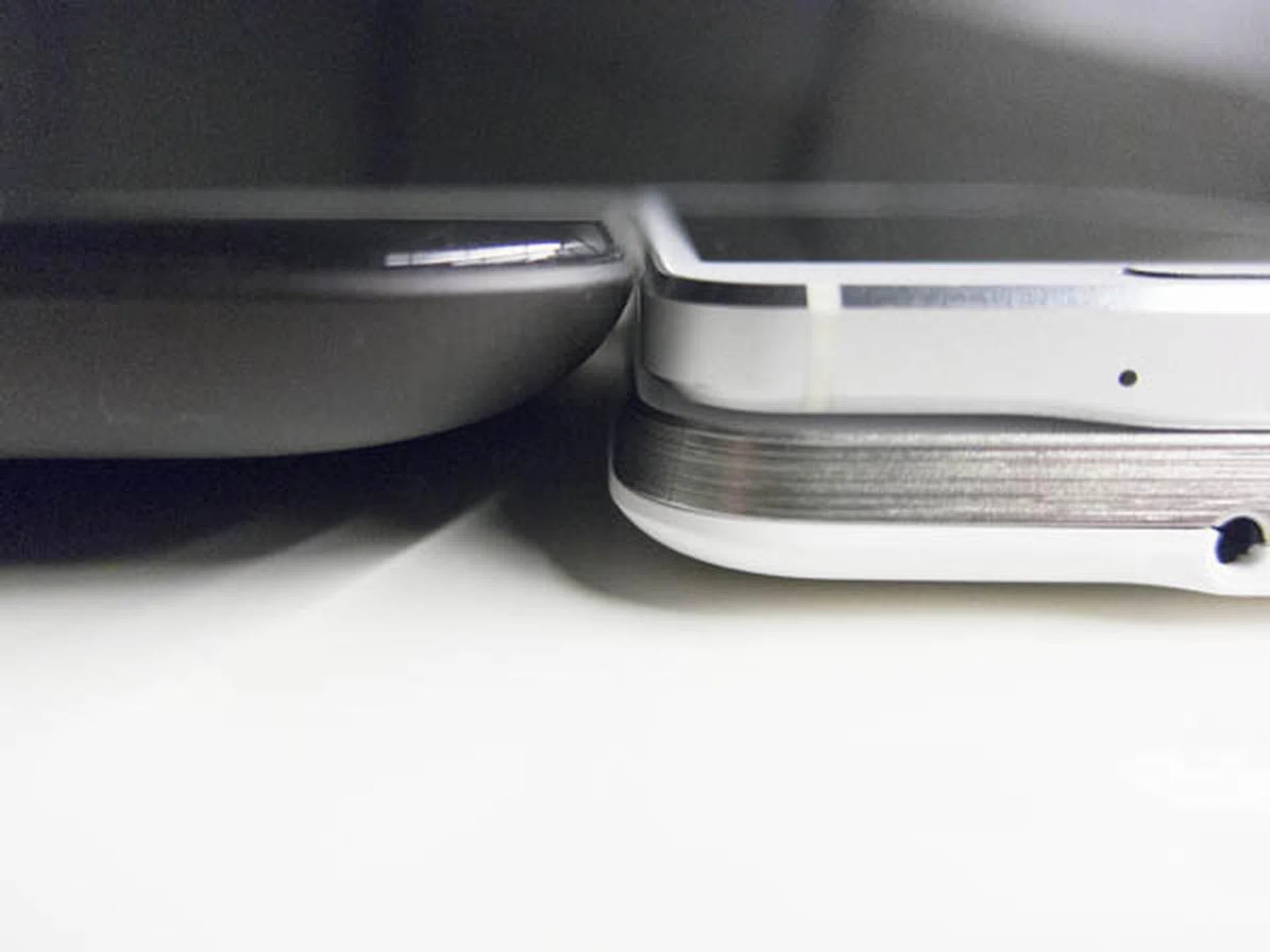 Effectively, the thickness of the docking station is more than PadFone S and Galaxy Alpha combined.
