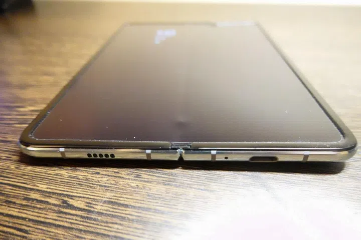 A bulge appeared on the Samsung Galaxy Fold in the first 24 hours before breaking the screen the following day. <br>Image source: The Verge