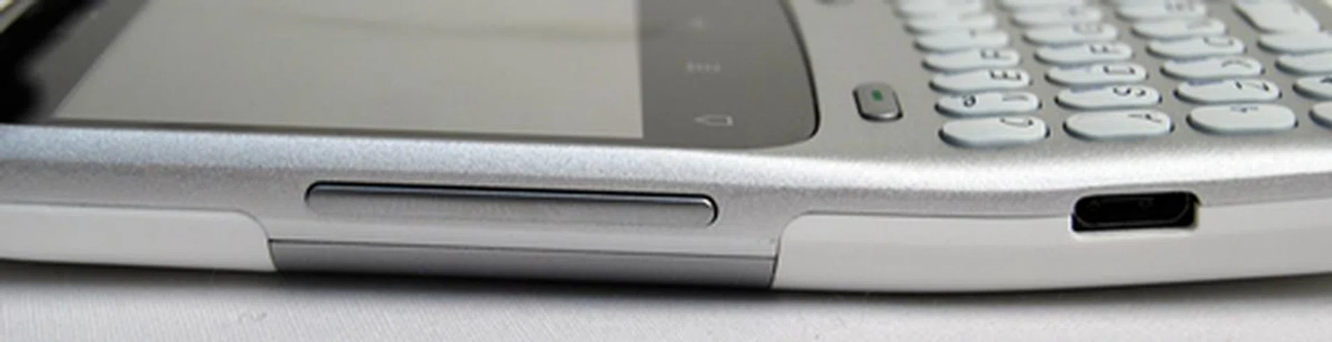 Left handers, watch out. The location of the microUSB port means that the USB cable will get in your way when messaging and charging at the same time.