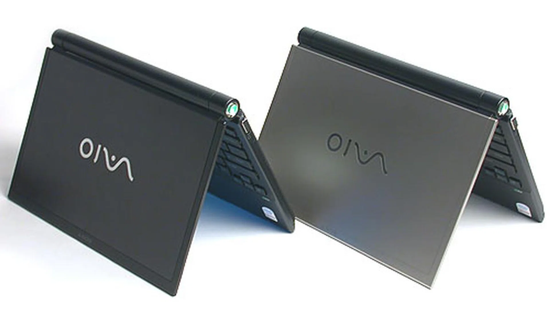 The top two models in the new Sony VAIO TZ series, the Premium Carbon version of the VGN-TZ18GN and the VGN-TZ17GN in silver and the black. Both have similar specifications and identical design, but the only difference between them is the extremely expensive solid state drive on the TZ18GN.