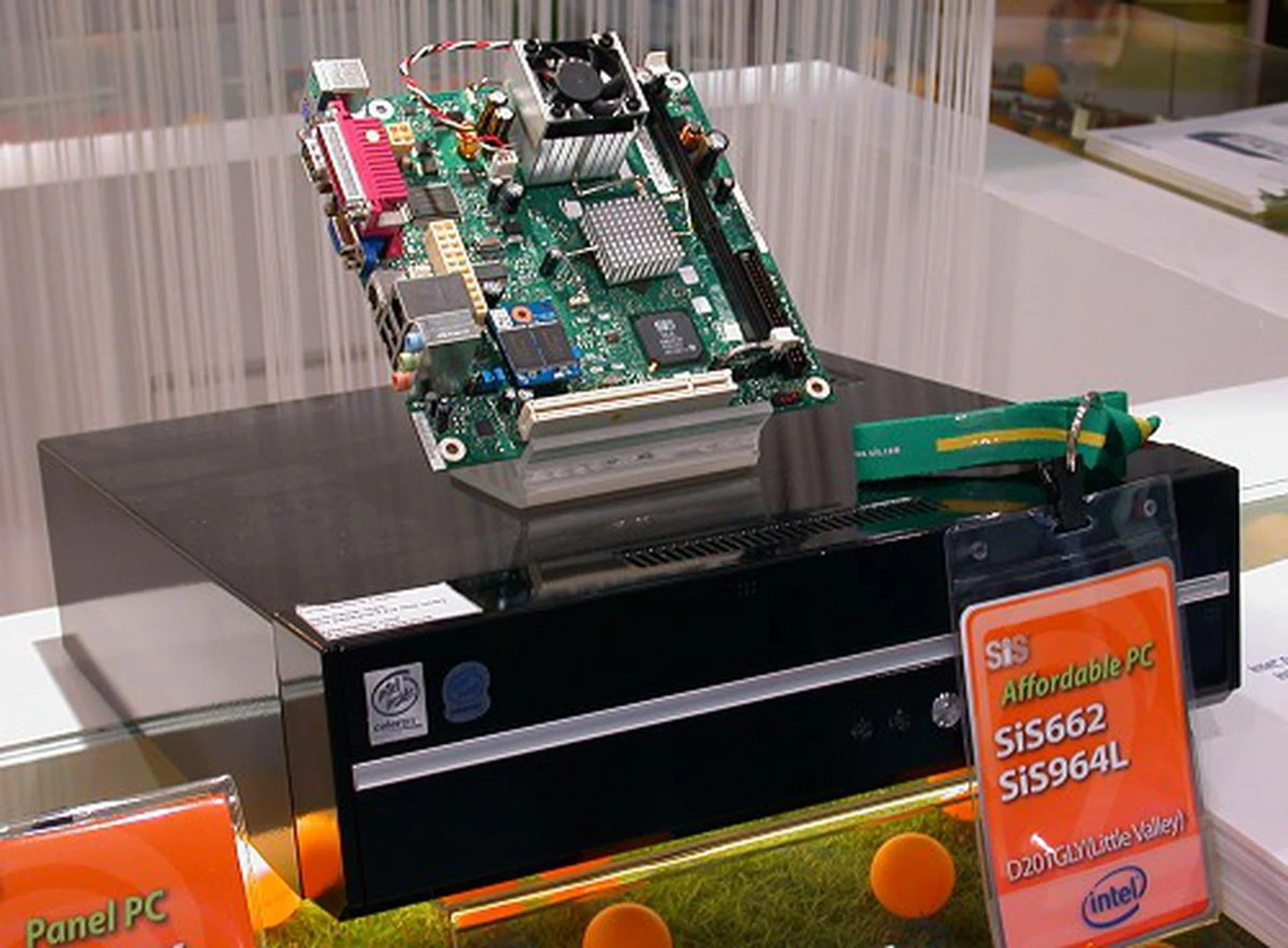  And in another design win for SiS, this is Intel's design solution for an affordable near-full-function PC system based on an Intel D201GLY desktop board, which doesn't use an Intel chipset, but a SiS 662 chipset.  