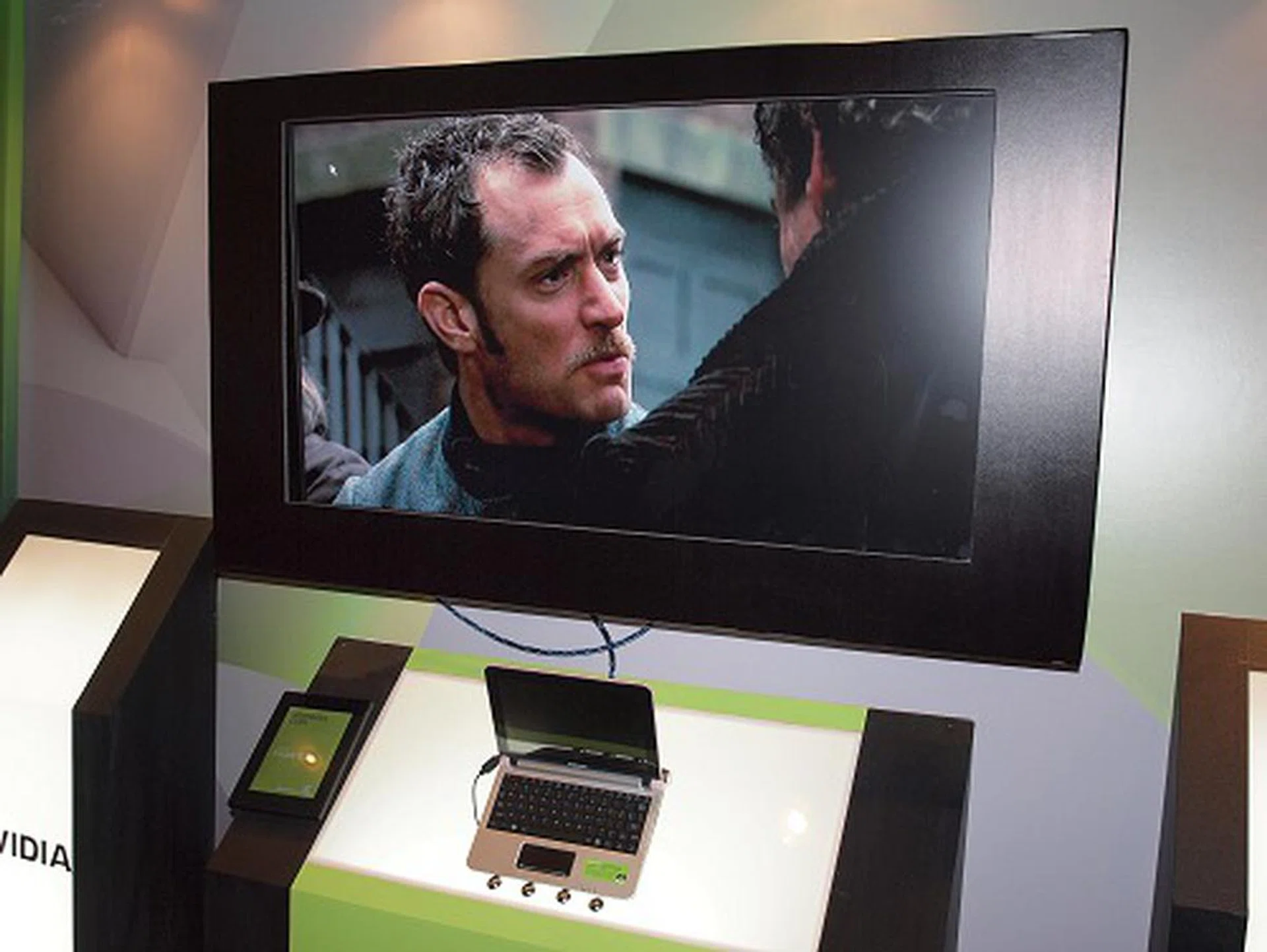 Over here, Mobinnova's Viewbook N910 is being used to showcase the Tegra's video playback capabilities - a 1080p HD video clip in fact.