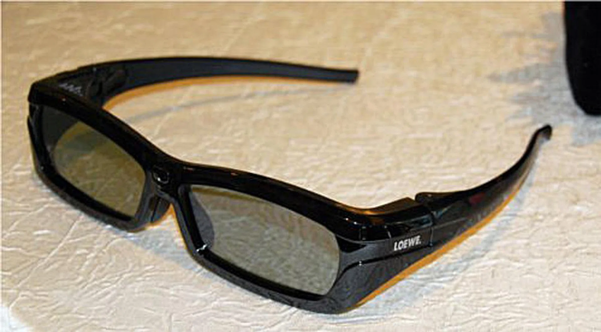 The 3D effect comes to life using these active shutter glasses.