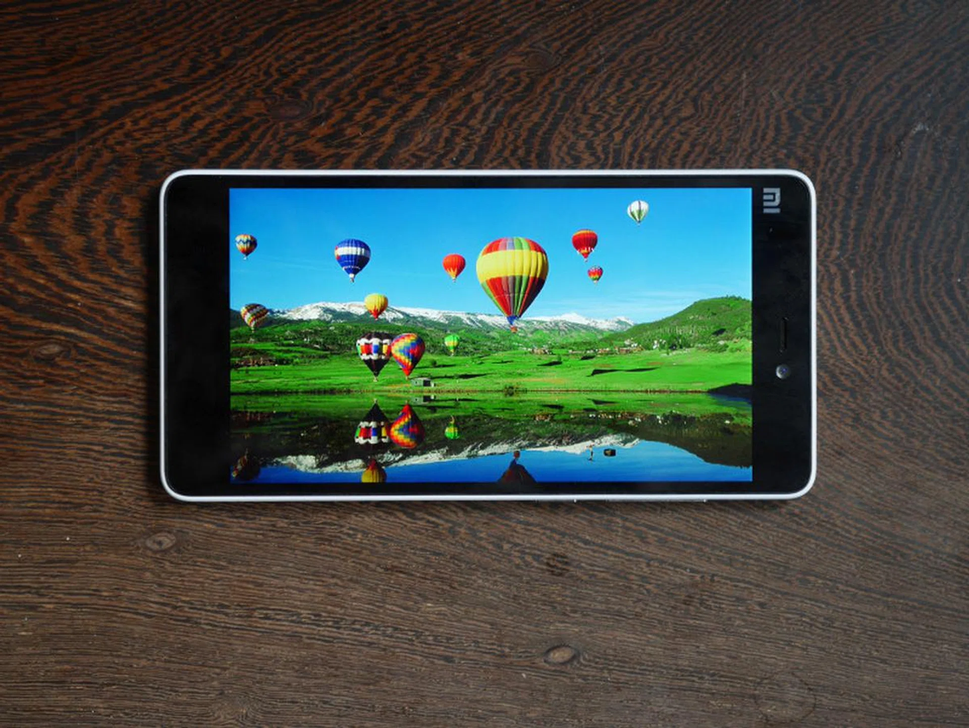 The Mi 4i's display strikes a balance between natural tones and color saturation.