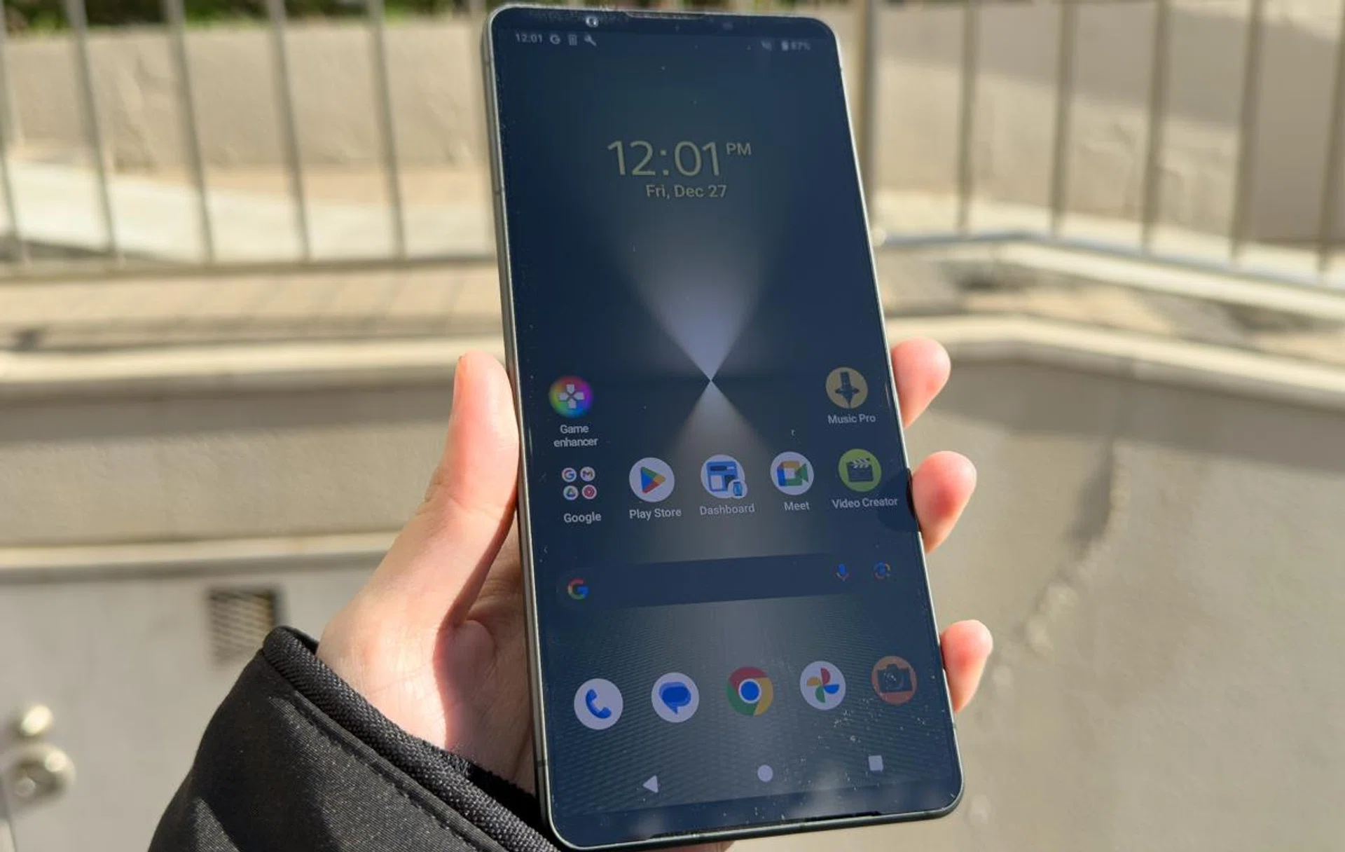 Under bright sunlight. Photo: HWZ.