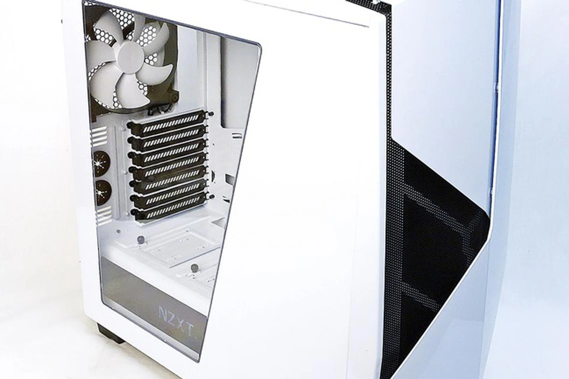 The NZXT Noctis 450 is based on the current H440. The newer mid-tower chassis has an updated appearance and comes in two colors; white and black. The white version looks resplendent with its glossy finish!