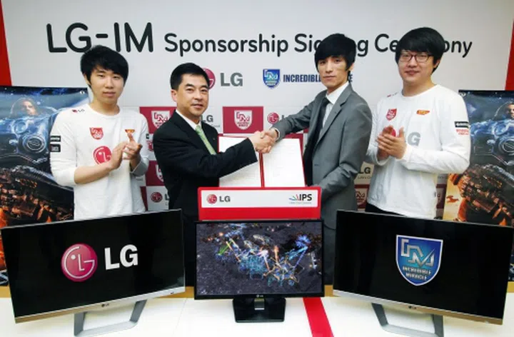 From left: IM Player Jung Jong-hyun, LG Electronics IT Marketing Vice President Park Hyoung-sei, IM Coach Kang Dong-hoon, IM Player Im Jae-duk

